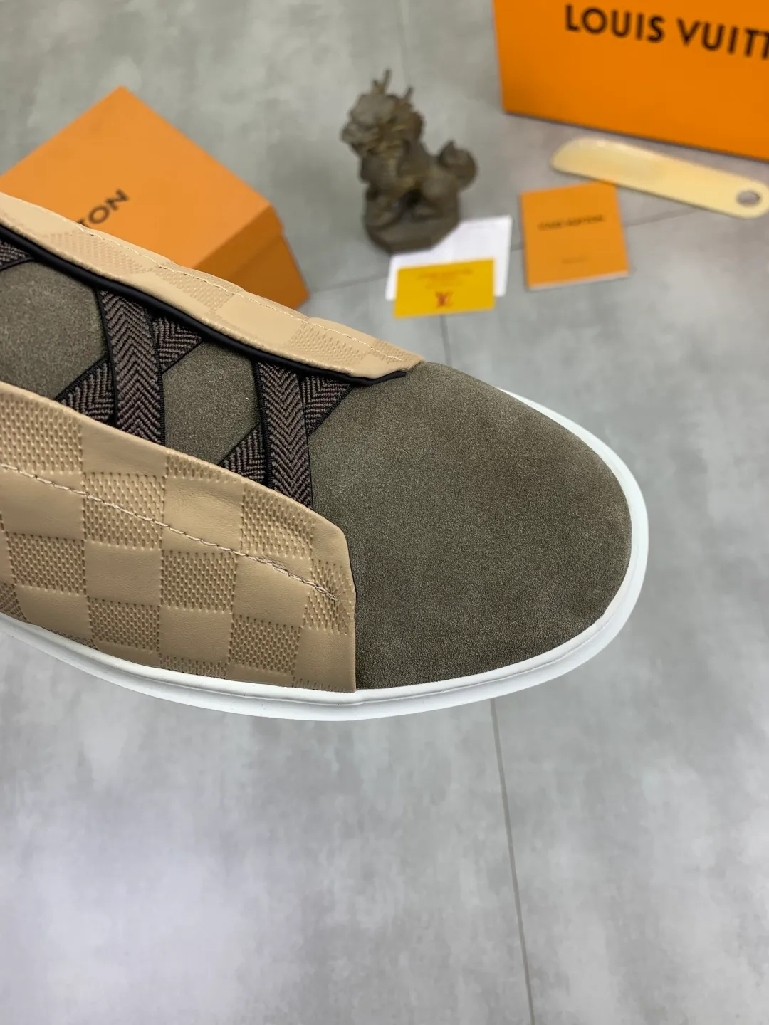 Men's men's shoes P440💰【Real price】Yangli🆘 💭💭New model launched【LOUlS VUlTTON】Louis Vuitton's new low-top men's shoes, high quality, support inspection! This style comes from Italy, very energetic and creative, giving people a comfortable and atmospheric visual impact❗Synchronization, the upper is made of silk calfskin with the original LV, imported soft sheepskin lining🐑Purely hand-stitched; LV original rubber outsole 4️⃣colors available Code number: 38~44